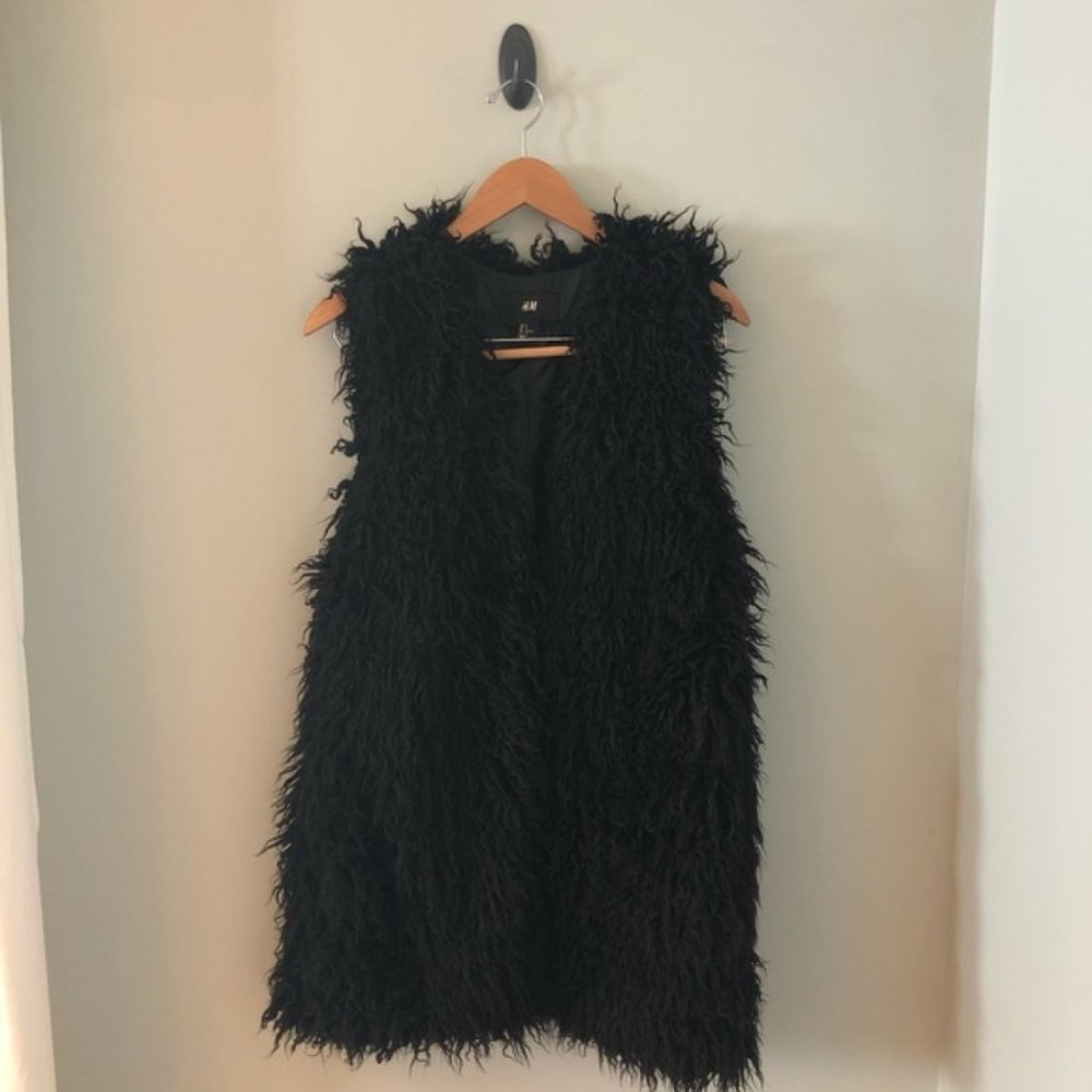 Funky H&M long black fuzzy fur ves
